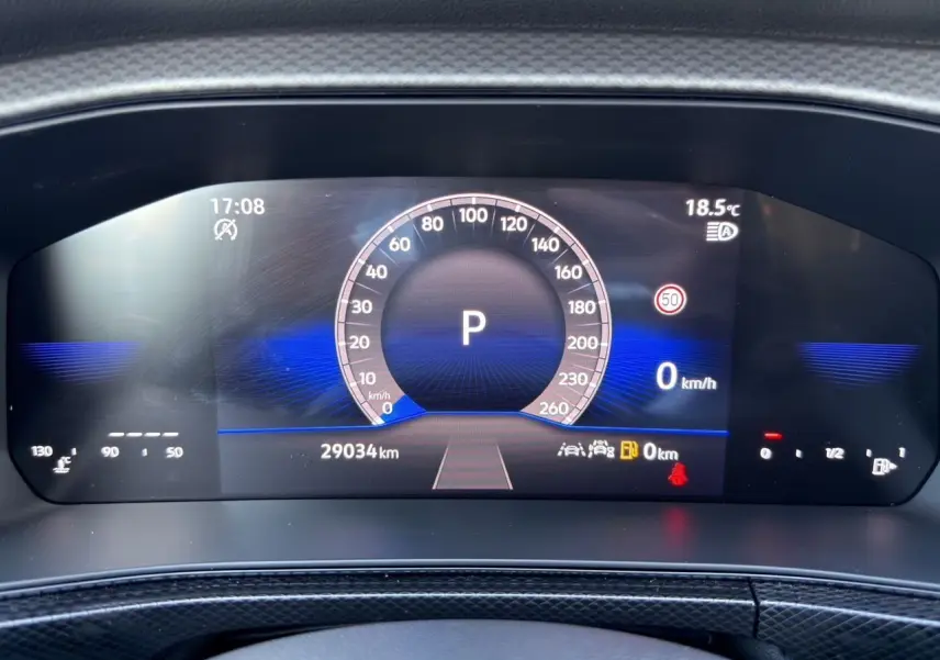 Affichage numérique du tableau de bord du Volkswagen T-Cross 2025 en mode parking, avec indication vitesse et température.