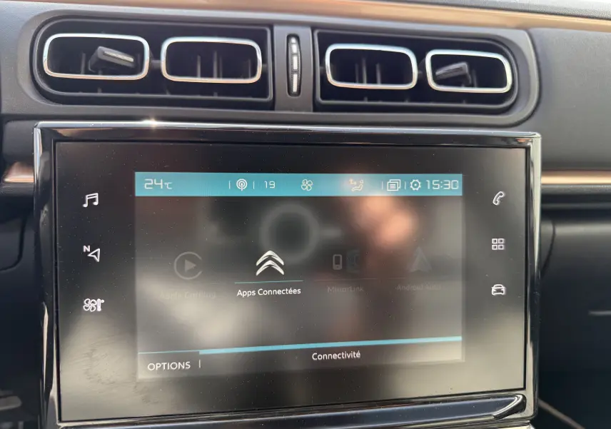 Écran tactile central et aérateurs rectangulaires du tableau de bord de la Citroën C3 1.2 PureTech 83 Origins 2019.