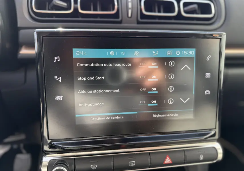 Écran tactile central de la Citroën C3 2019 affichant les réglages d’aides à la conduite, avec aérateurs en haut.