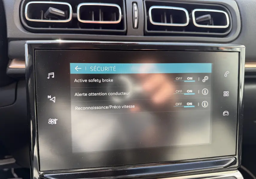 Écran tactile central de la Citroën C3 2019 montrant les réglages de sécurité avec commandes activées.