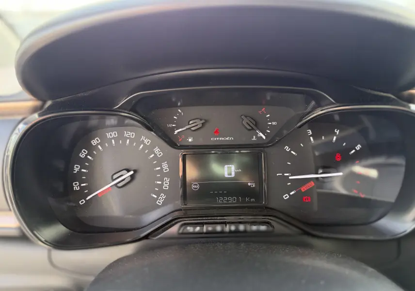 Vue rapprochée du tableau de bord de la Citroën C3 1.2 PureTech 83 Origins avec affichage numérique et compteurs analogiques.