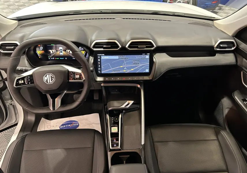 Vue intérieure du tableau de bord du MG ZS 1.5 Hybrid+ 197 Luxury avec écran tactile central et volant multifonction noir.