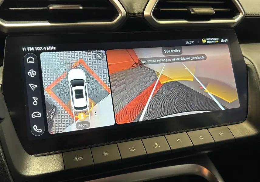Écran tactile intérieur du MG ZS Dover White 2026 montrant la caméra 360° et la vue arrière en mode stationnement.