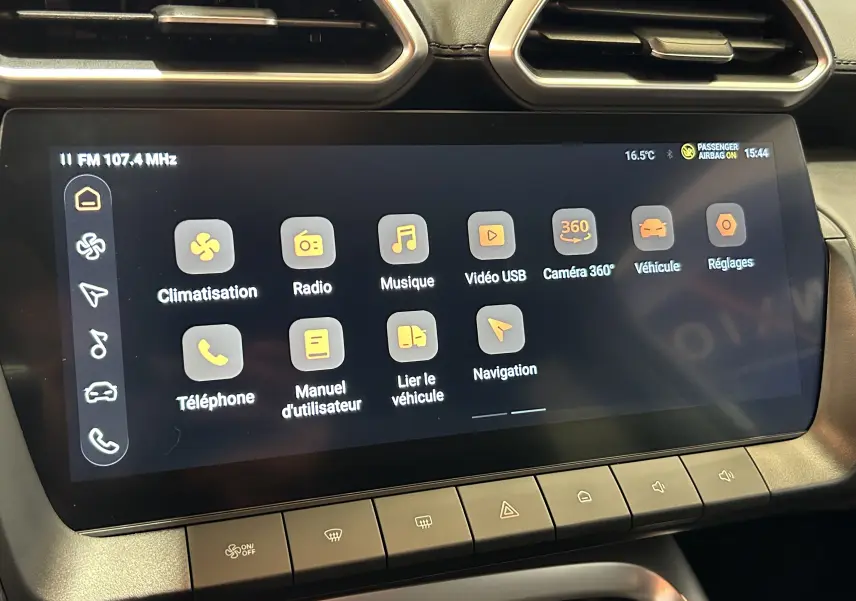 Écran tactile central du MG ZS 1.5 Hybrid+ 197 Luxury, vue rapprochée du tableau de bord avec interface multimédia.