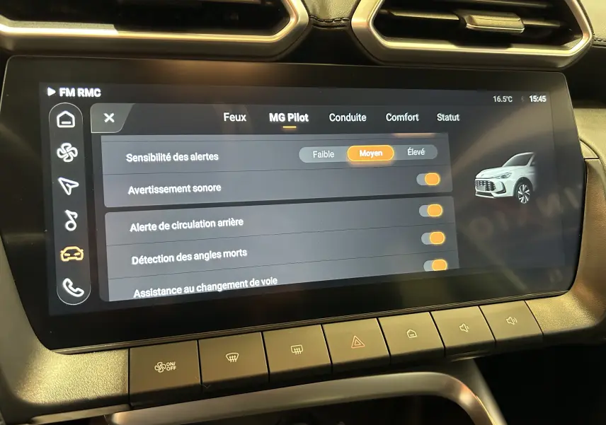 Écran tactile intérieur du MG ZS 1.5 Hybrid+ 197 Luxury montrant les réglages d’aides à la conduite.