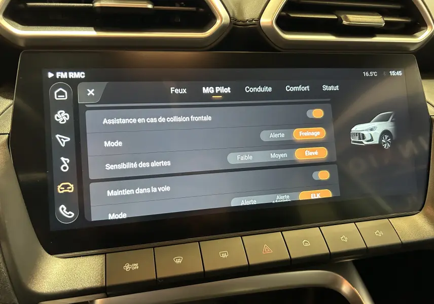Écran tactile central du MG ZS 1.5 Hybrid+ 197 Luxury en vue rapprochée, affichant les réglages d'assistance MG Pilot.