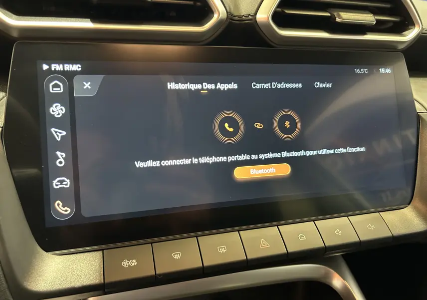 Écran tactile central du MG ZS 1.5 Hybrid+ 197 Luxury en vue rapprochée, affichant le menu Bluetooth sur fond noir.