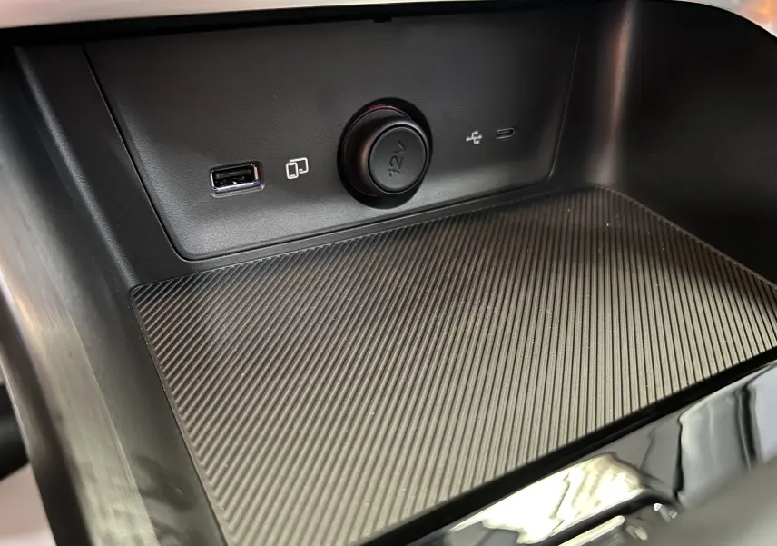 Gros plan intérieur sur la console centrale du MG ZS 1.5 Hybrid+ 197 Luxury Dover White, avec prise USB, port 12V et port USB-C.