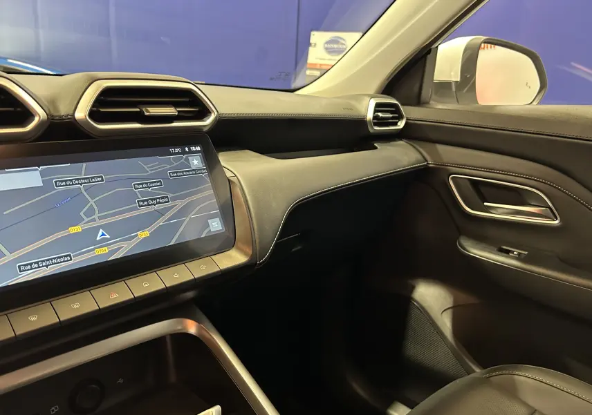 Vue intérieure côté passager du tableau de bord du MG ZS 1.5 Hybrid+ 197 Luxury avec écran tactile GPS et sellerie cuir noire.