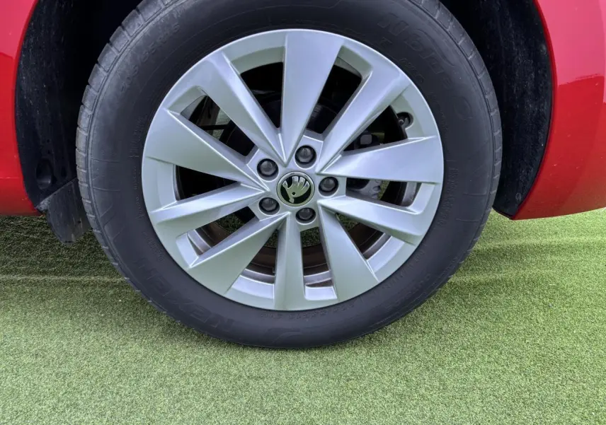 Gros plan sur la jante alliage 16 pouces Cortadero Aero de la Skoda Scala rouge Velvet Metal, avec pneu Nexen visible.