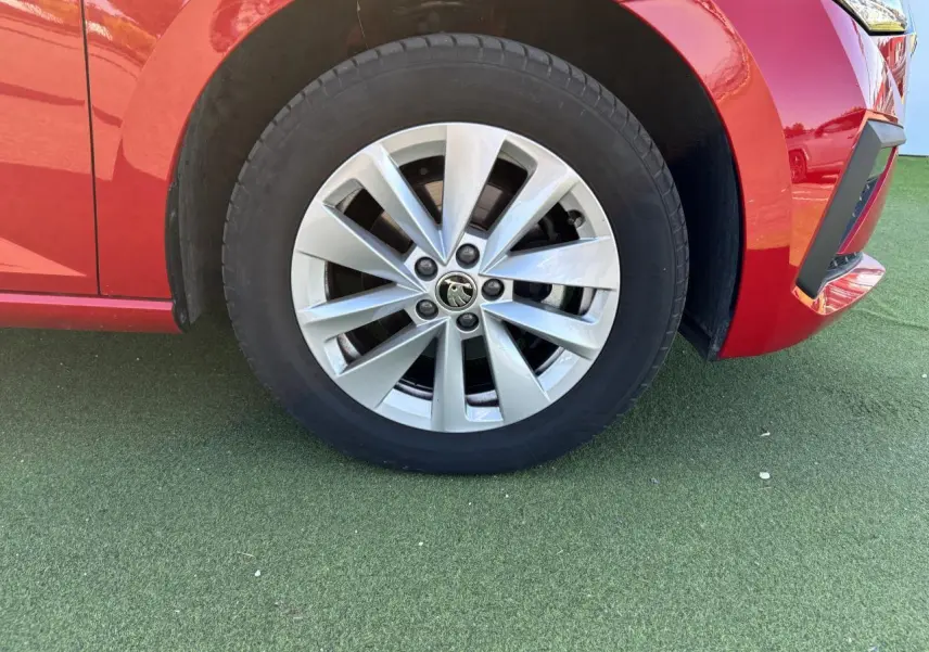 Gros plan sur la roue avant droite avec jante alliage 16 pouces Cortadero Aero d'une SKODA SCALA rouge Velvet Metal.