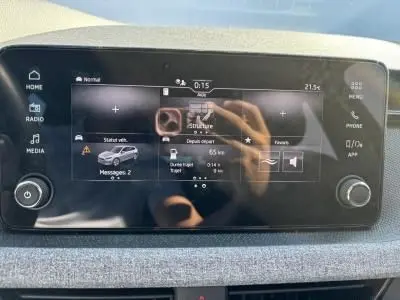 Écran tactile central 8,25 pouces du Skoda Scala 2024 affichant l'interface multimédia avec commandes tactiles.