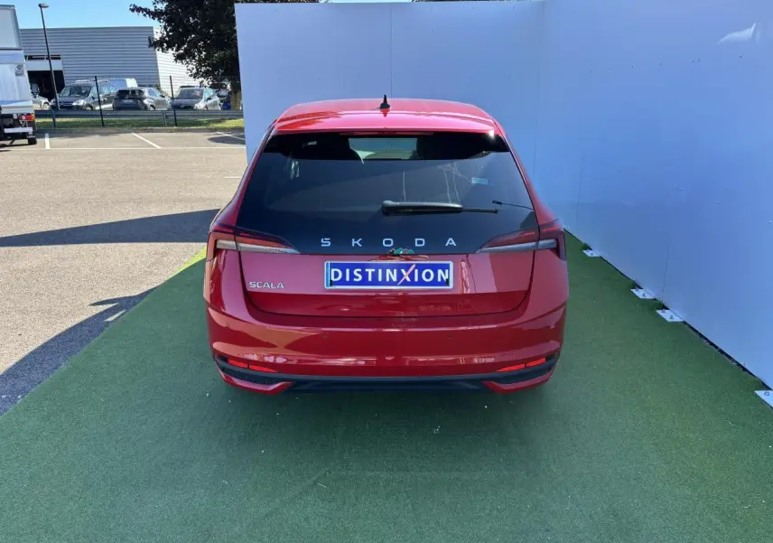 Vue arrière d'une Skoda Scala rouge Velvet Metal avec feux arrière Full LED et plaque Distinxion.