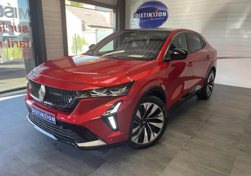 Renault Rafale 2025 rouge à toit noir, vue 3/4 avant droit, avec calandre 3D et feux LED en V allumés.