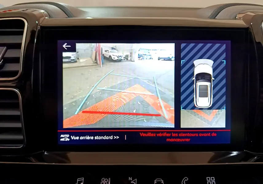 Écran tactile du tableau de bord affichant la caméra de recul et la vue 360° du Citroën C5 Aircross noir.