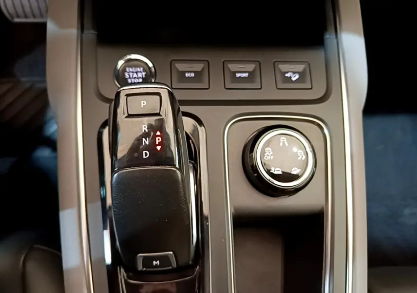 Vue rapprochée de la console centrale noire du Citroën C5 Aircross avec levier de boîte auto et boutons de modes de conduite.