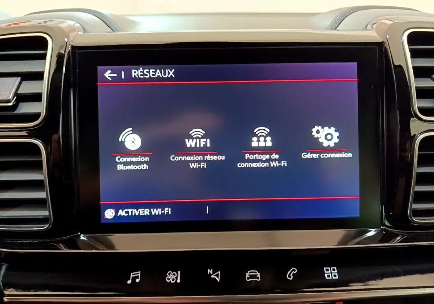 Écran tactile central du tableau de bord du Citroën C5 Aircross noir, affichant les options de connexion réseau Wi-Fi et Bluetooth.