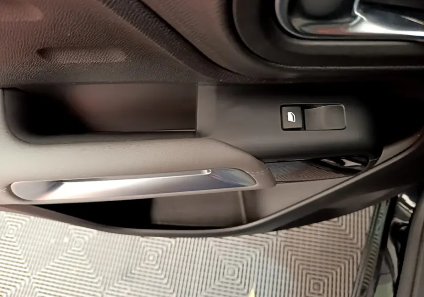 Poignée de porte intérieure côté gauche en cuir noir avec bouton de commande de vitre sur Citroën C5 Aircross noir.