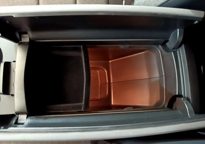 Vue en plongée du rangement réfrigéré noir dans l'accoudoir central du Citroën C5 Aircross 2020.