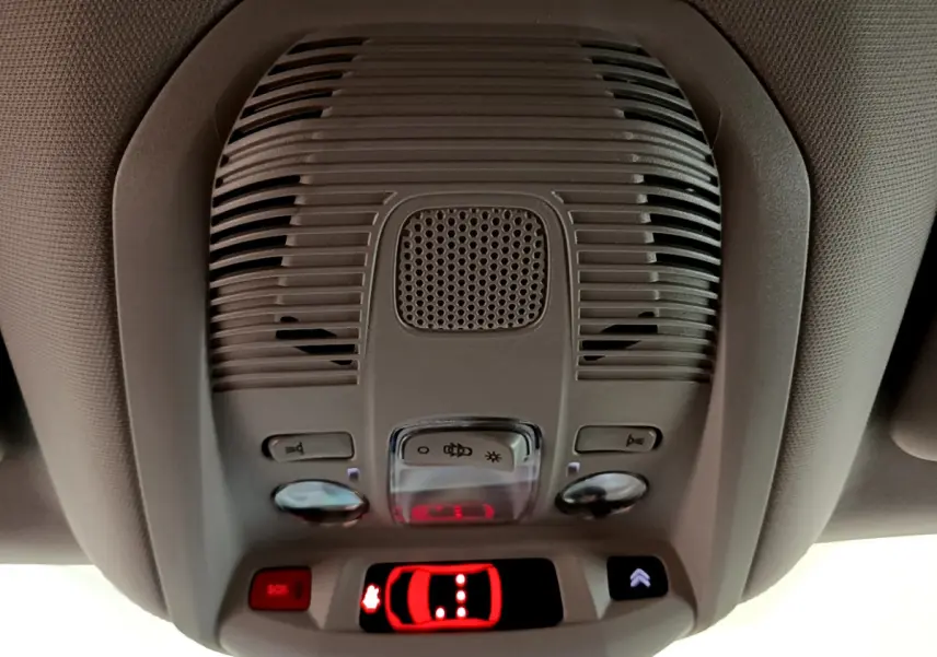 Vue en gros plan du plafonnier gris avec commandes et affichage d'alerte rouge dans un Citroën C5 Aircross noir 2020