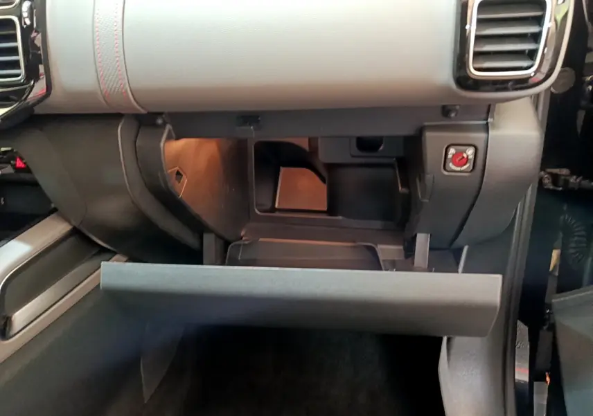 Intérieur noir du coffre à gants ouvert du Citroën C5 Aircross BlueHDi 130, vue côté passager avant.
