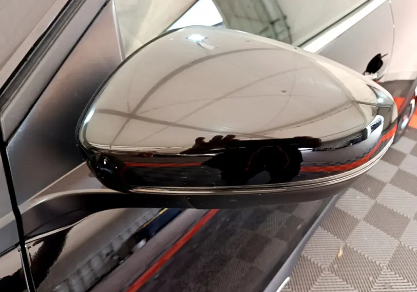 Rétroviseur côté gauche noir brillant du Citroën C5 Aircross 2020 avec reflet intérieur et poignée de porte visible.