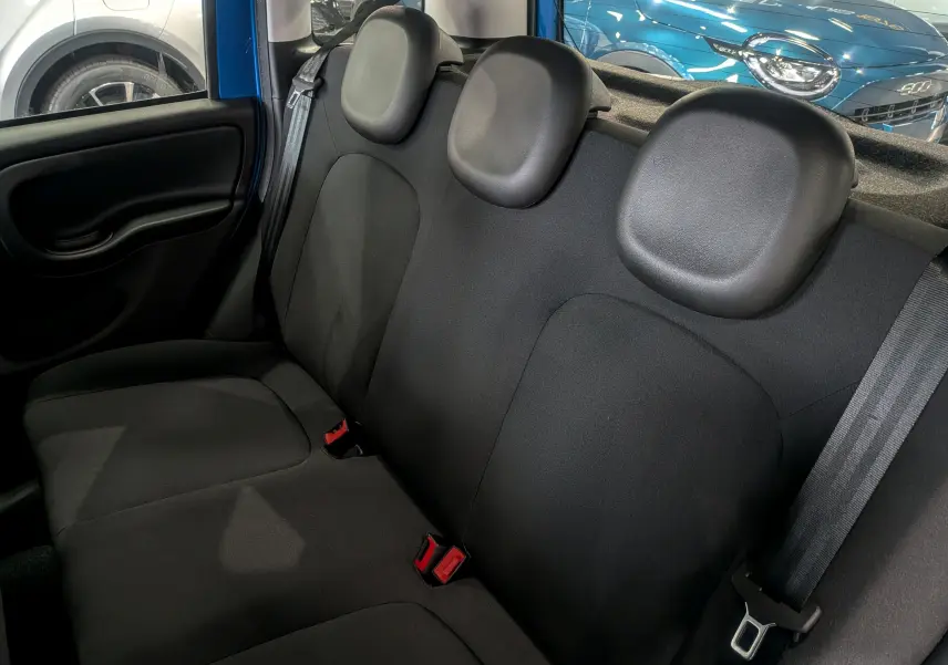 Vue rapprochée des sièges arrière en tissu noir de la Fiat Panda 1.0 Hybrid City Bleu Italia 2025.
