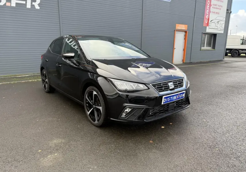 SEAT IBIZA 2024 noir Midnight vue 3/4 avant avec jantes alliage 18 pouces et feux LED distinctifs.