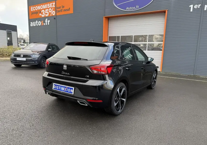 Vue 3/4 arrière droite d'une SEAT Ibiza noire Midnight avec jantes alliage 18 pouces et feux arrière LED visibles.