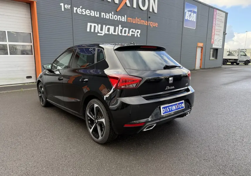 Vue 3/4 arrière droite d'une SEAT Ibiza noire Midnight avec jantes alliage 18 pouces et feux arrière LED.