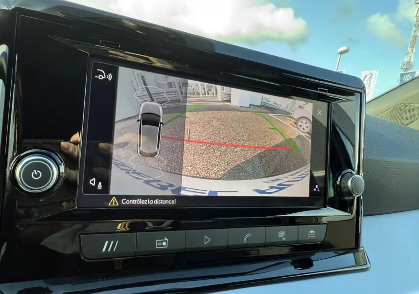 Écran central de la SEAT IBIZA 2024 montrant la caméra de recul avec guidage de trajectoire en stationnement.