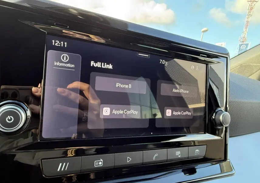 Écran tactile central de la SEAT IBIZA 2024 noir Midnight affichant la connexion Apple CarPlay en intérieur.