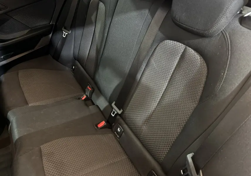 Vue rapprochée des sièges arrière noirs en tissu de la BMW Série 1 116d Business Design 2022.