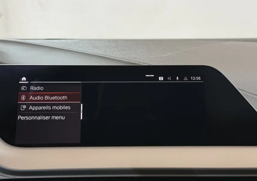 Écran tactile central de la BMW Série 1 116d Business Design 2022 affichant le menu audio Bluetooth.