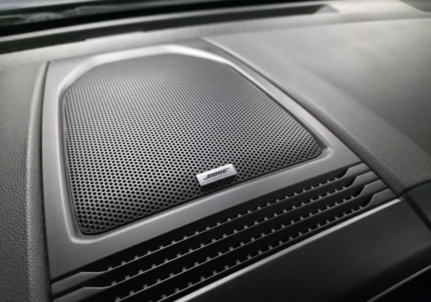 Gros plan sur l'enceinte Bose noire intégrée au tableau de bord du Renault Koleos 2017.