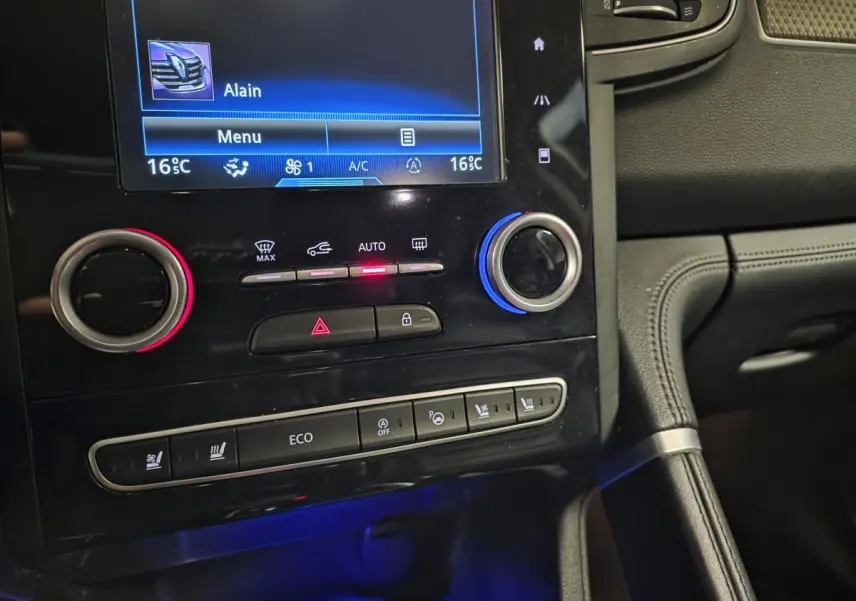 Détail de la console centrale du Renault Koleos bleu 2017 avec commandes climatisation et écran tactile.