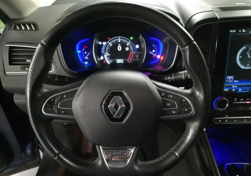 Vue rapprochée du volant cuir noir du Renault Koleos Initiale Paris 2017 avec tableau de bord digital et éclairage bleu.