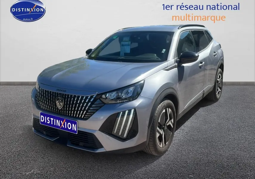 Peugeot 2008 gris artense en 3/4 avant droit avec calandre verticale et feux LED distinctifs.