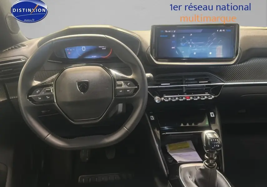 Vue intérieure frontale du tableau de bord et volant noir du Peugeot 2008 1.2 100 allure essence 2025.