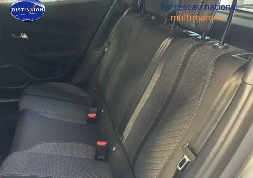 Vue latérale droite de la banquette arrière tissu gris embossé du Peugeot 2008 1.2 100 allure 2025.