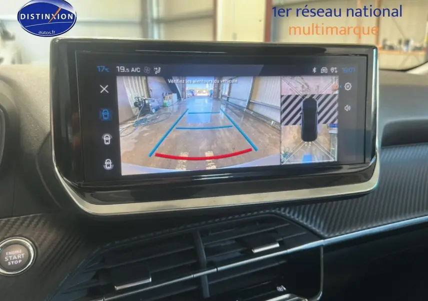 Écran tactile intérieur du Peugeot 2008 2025 montrant la caméra de recul avec vue arrière et vue 360° en garage.