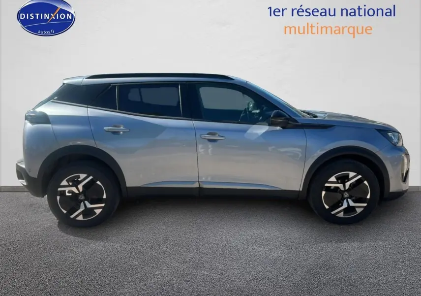 Profil droit du Peugeot 2008 1.2 100 Allure gris Artense avec jantes alu et vitres arrière teintées.