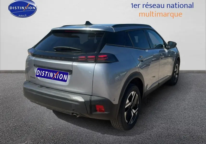 Peugeot 2008 gris artense en 3/4 arrière droit, avec feux arrière LED et jantes alu distinctives.