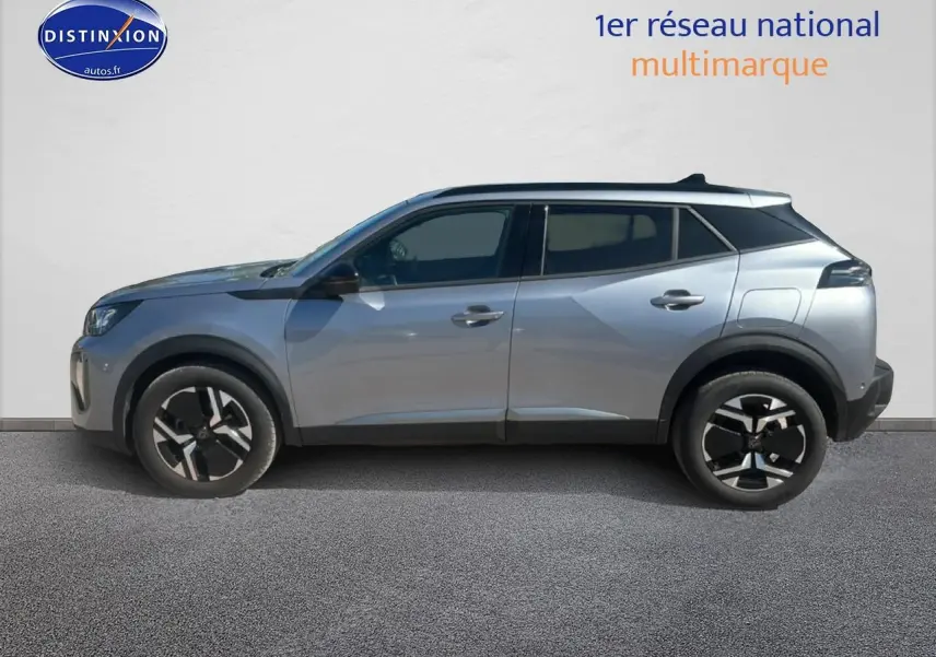 Profil côté gauche du Peugeot 2008 gris artense 2025 avec jantes alliage et vitres teintées.