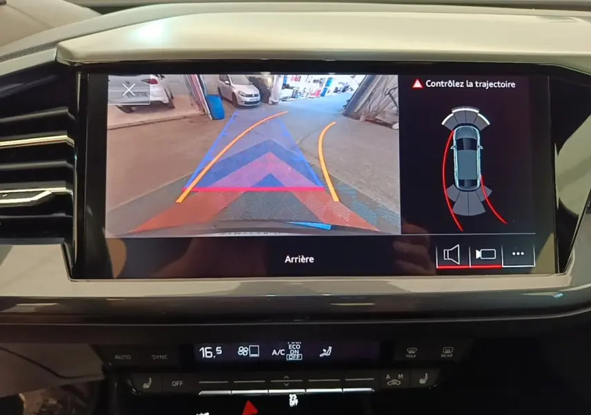 Écran tactile central de l’Audi Q4 E-TRON Sportback noir montrant la caméra de recul avec guidage de trajectoire.