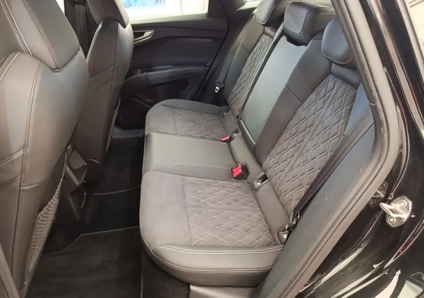 Vue intérieure côté droit des sièges arrière en cuir noir matelassé de l'Audi Q4 E-TRON SPORTBACK 2023.