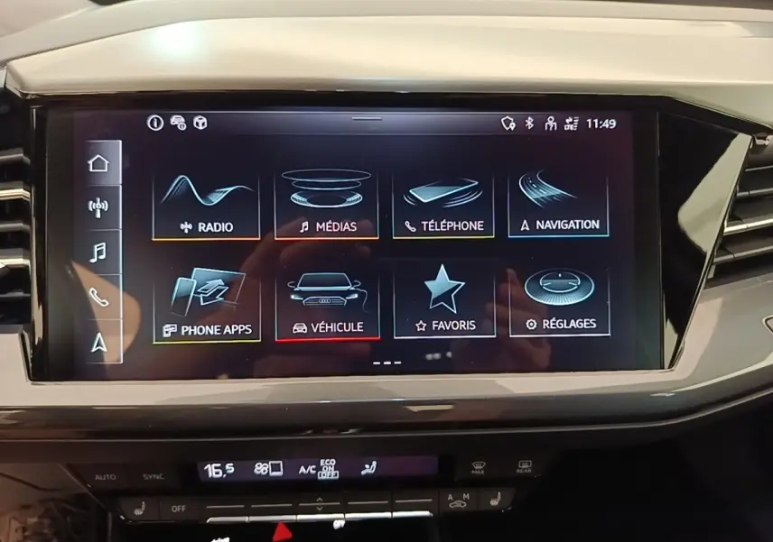 Écran tactile central de l’Audi Q4 E-Tron Sportback noir, affichant le menu multimédia et navigation.