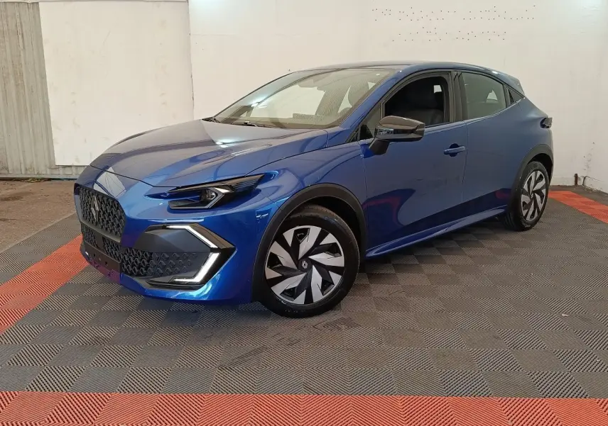 Renault Clio Evolution TCe 115 ch 2026 bleu, vue 3/4 avant droit, avec jantes stylisées et calandre distinctive.