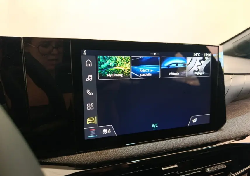 Écran tactile central affichant les options de conduite dans l’habitacle d’une Renault Clio bleu, vue intérieure.