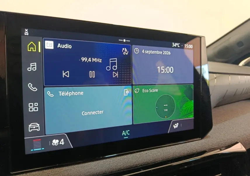 Écran tactile central de la Renault Clio bleu 2026 affichant radio, téléphone, heure et score Eco.